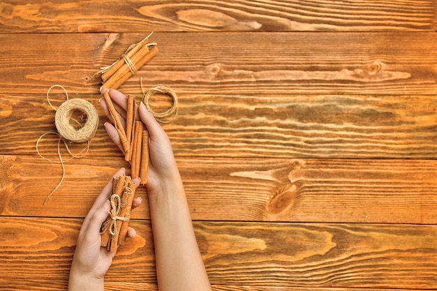 Warsztat z igłą i nicią na drewnianym stole
