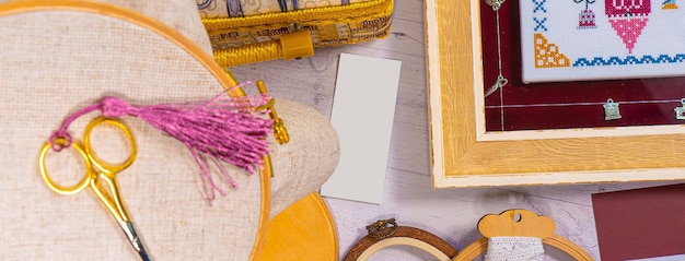 Biurko z haftami i formularzem kontaktowym